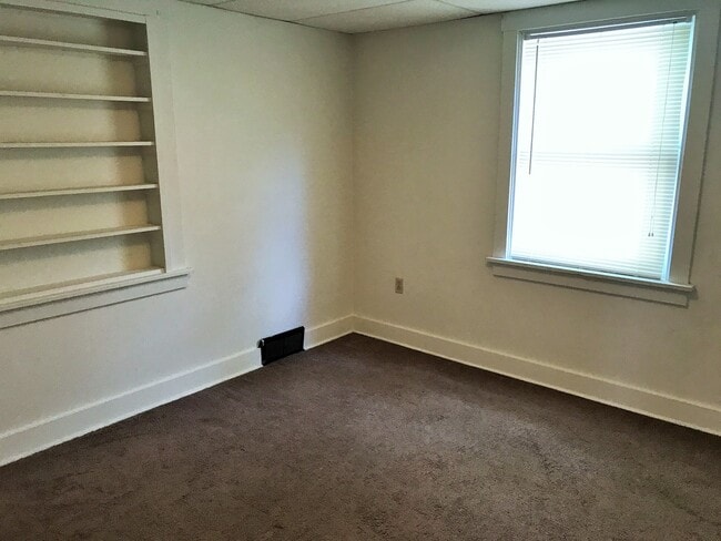 Building Photo - LARGE, RECENTLY UPDATED HOME AVAILABLE FOR AUGUST!