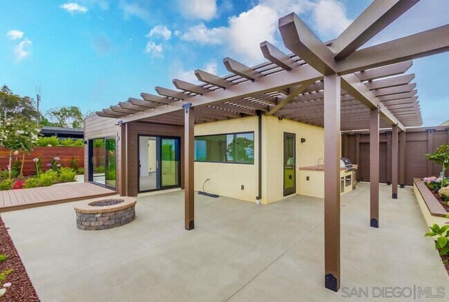 Building Photo - 14066 Crest Way