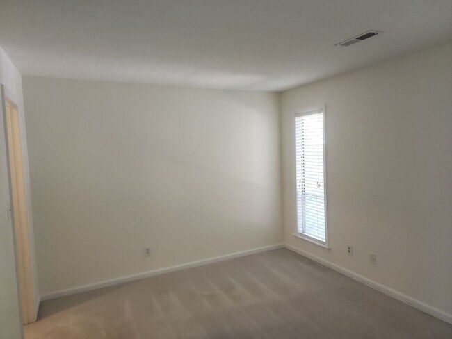 Building Photo - 4100 Sedgewood Dr