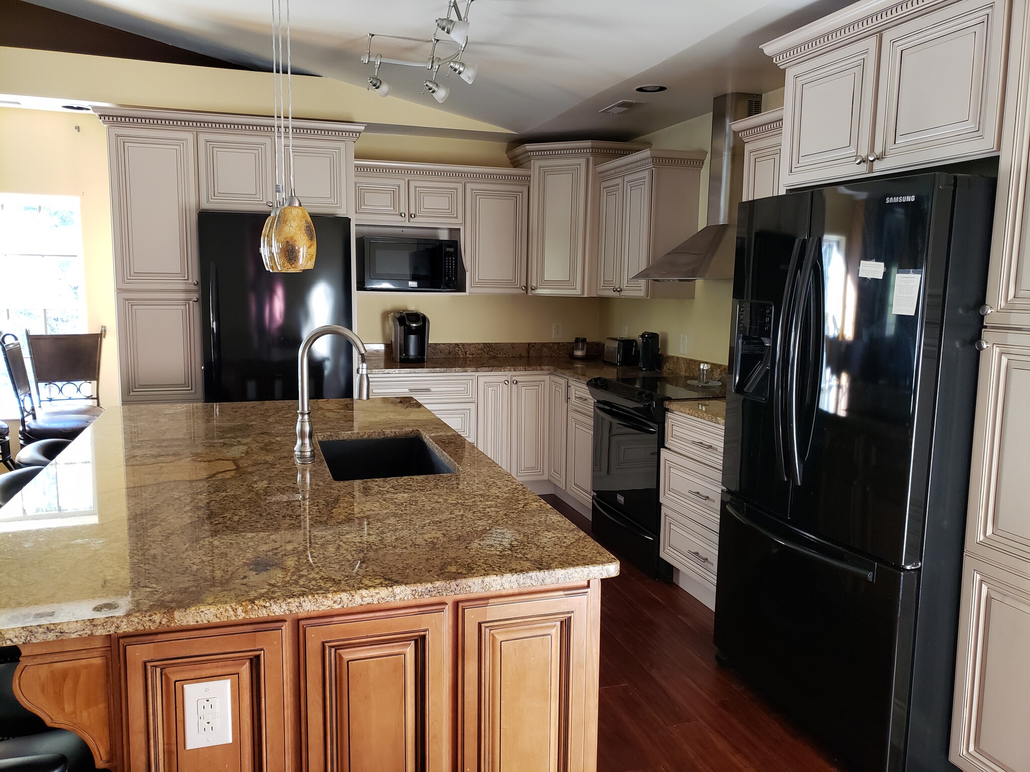 1 1/4" Granite Counter Tops, Standup Freezer, Dishwasher, Disposal. Microwave, Soft Close Cabinets - 54 Veres Dr