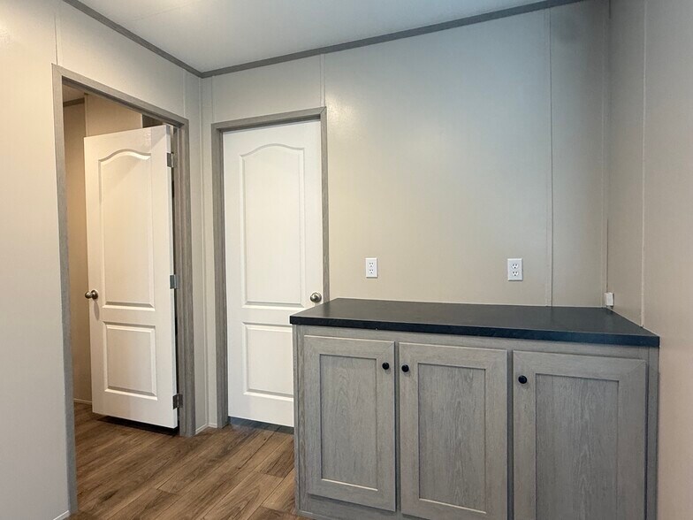 Building Photo - 210 Betty St