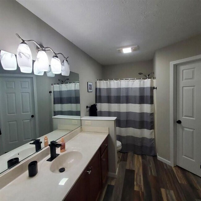 Building Photo - Beautiful condo on Richmond's South Side