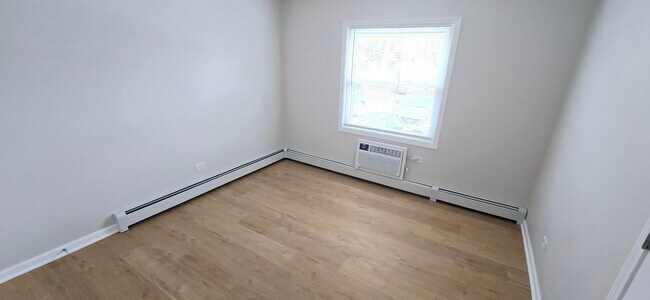 Building Photo - 318 W Naperville Rd