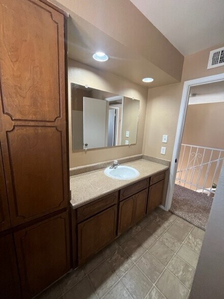 Building Photo - 1440 E Knoll Cir