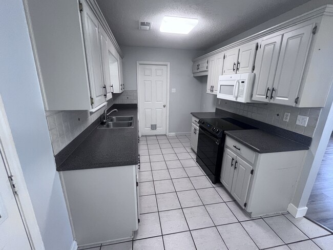 Building Photo - 33 Shaded Oaks Dr
