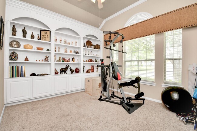Building Photo - 8030 Crescent Knolls Dr
