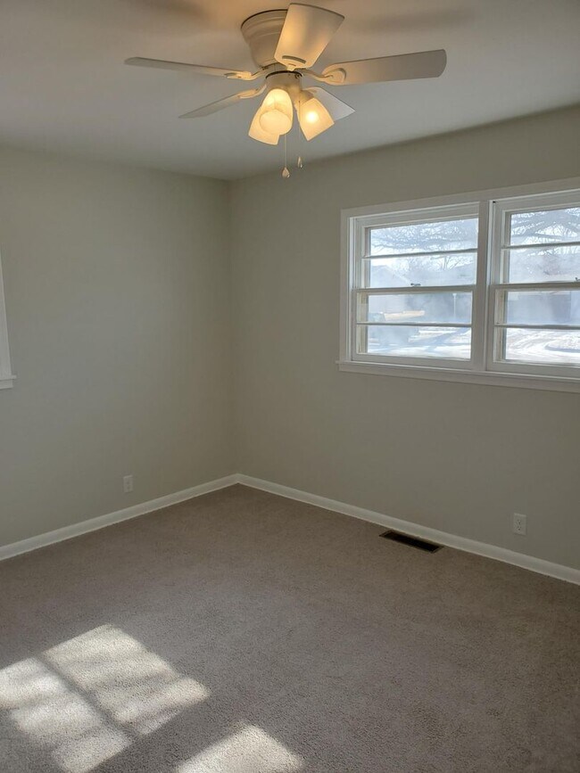 Building Photo - Like New 3 bedroom 1.5 bath  Ranch Near Kellogg and Rock