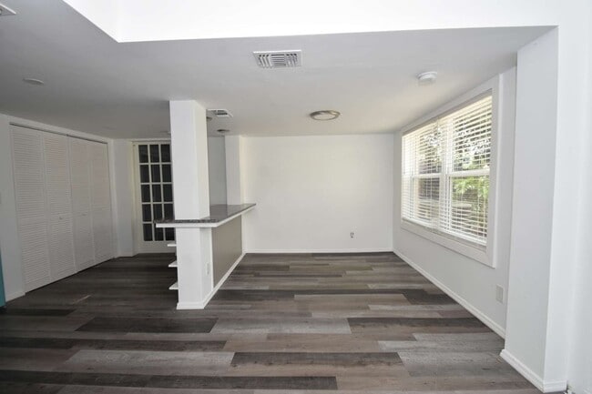Building Photo - 403 N Oleander Ave