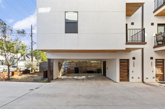 Primary Photo - 1128 Chicon St