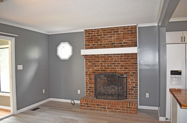Building Photo - Great home in quiet setting