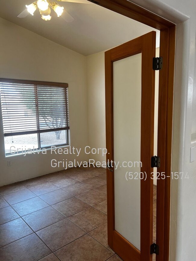 Building Photo - Lovely 2 BR, 2 BA House on the Westside (G...