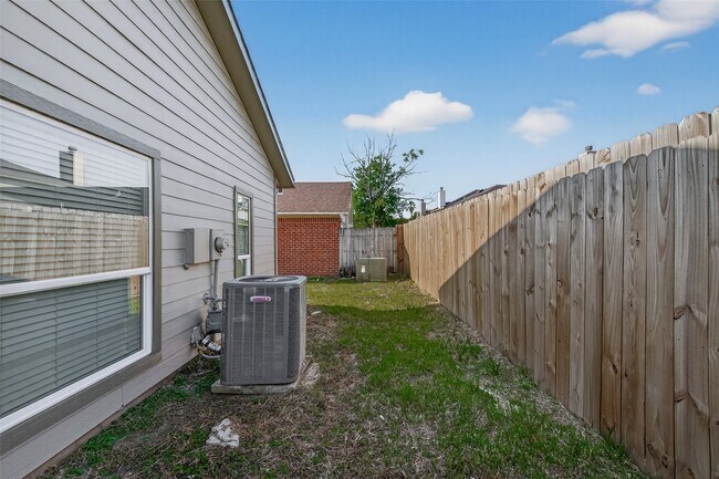 Building Photo - 6619 Misty Dale Dr