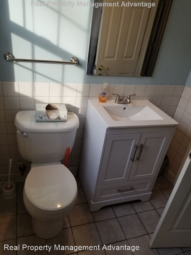 Building Photo - 3 br, 1 bath House - 21845 Novi Rd.