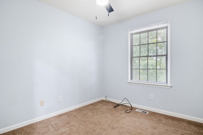 Building Photo - 3 bed/2 1/2 Bath. Pet Friendly. Easy acces...