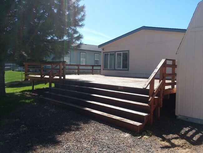 Building Photo - Round Lake Estates