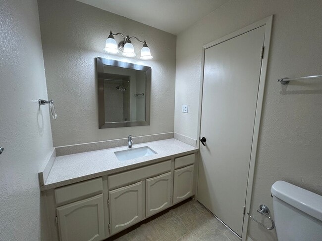 Building Photo - Large, 2 BR / 2 BA with Cathedral Ceilings, Washer and Dryer!