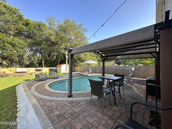 Building Photo - 1624 Roberts Dr