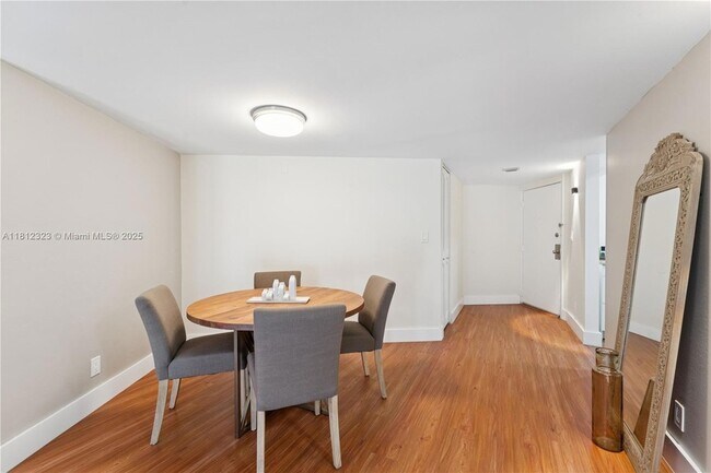 Building Photo - 3101 N Country Club Dr