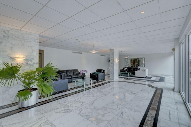 Building Photo - 3000 E Sunrise Blvd