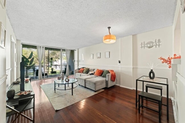 Building Photo - 113 Royal Pk Dr