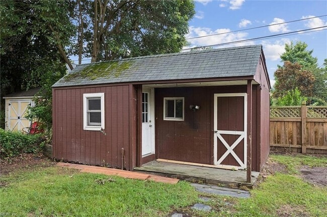 Building Photo - 205 River Rd