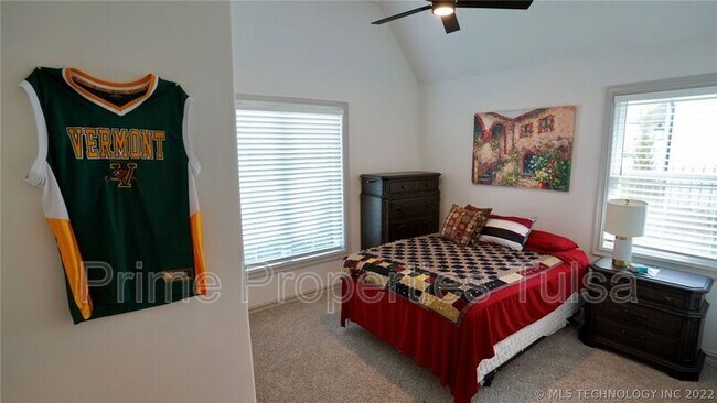 Building Photo - 12912 S 6th St