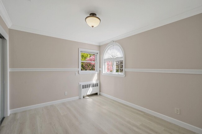 Building Photo - 1072 Hicksville Rd