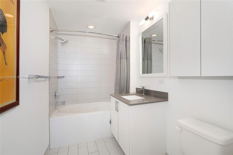 Building Photo - 999 SW 1st Ave