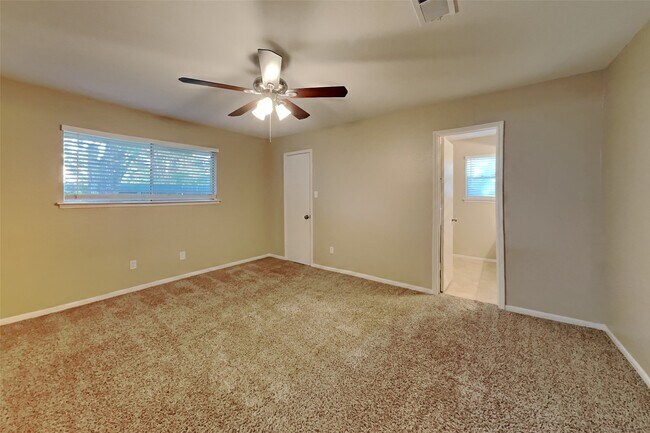 Building Photo - 3202 Vandyke Dr