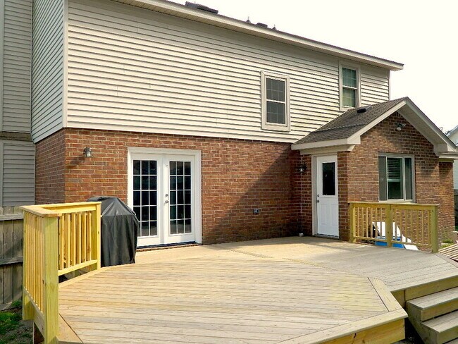 Building Photo - 635 Clinton Way W