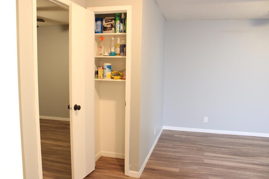 Building Photo - 2912-2914-2914 Bernice Dr