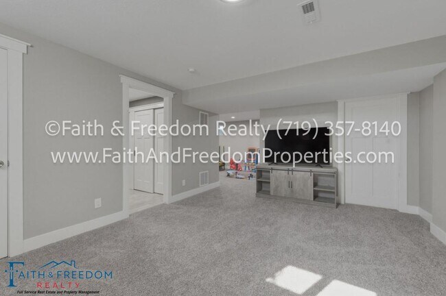 Building Photo - 260 Everett Dr