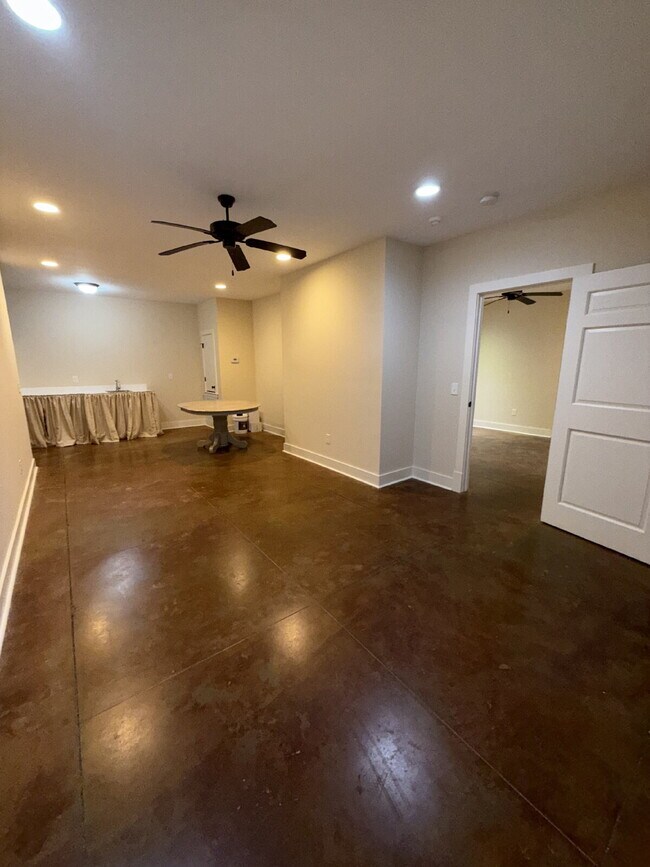 Building Photo - 712 Park Dr