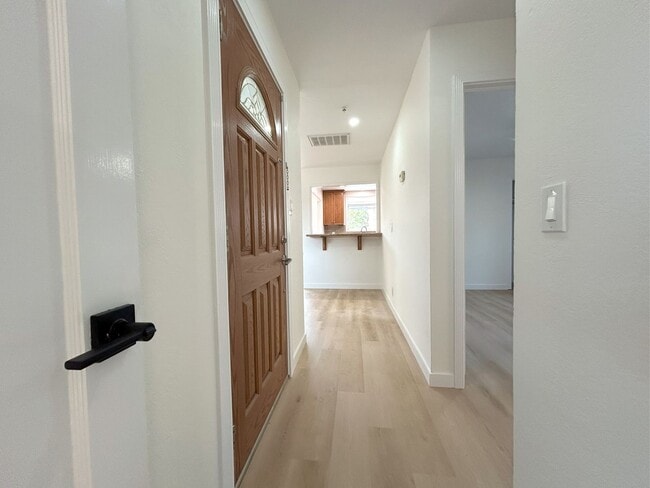 Building Photo - Charming Menlo Park Home in Picturesque Ne...