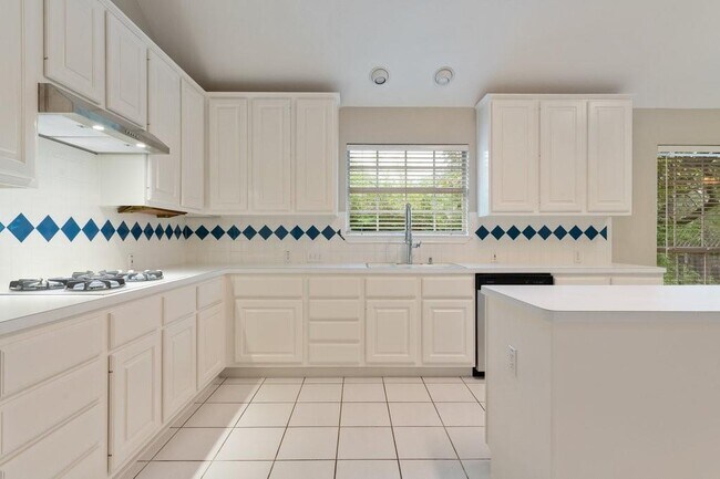 Building Photo - 2110 Red Oak Cir
