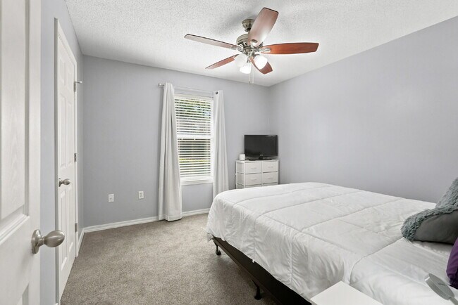 Building Photo - "Charming Pet Friendly 4-Bed Oasis in South Crestview with $500.00 Off First Full Months Rent!"