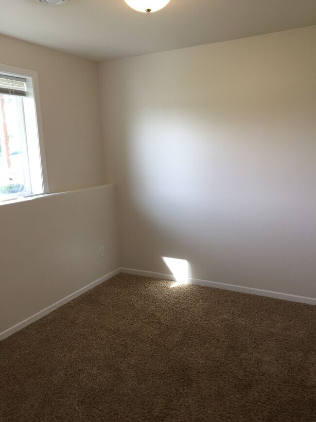 Building Photo - 3 Bed 3 Bath Twin Home