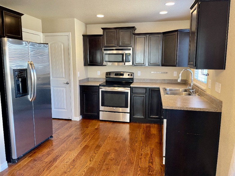 Building Photo - 8053 Pinfeather Dr