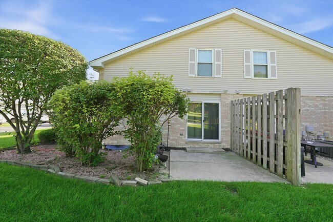 Building Photo - 16051 Laurel Dr
