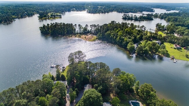 Building Photo - Rare opportunity to rent on LAKE MURRAY!