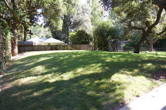 Shared Backyard - 4314 Catherine St