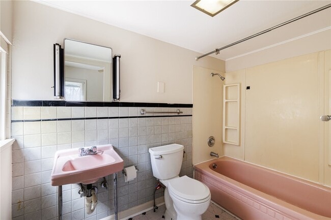 Building Photo - 18 Vick Park B