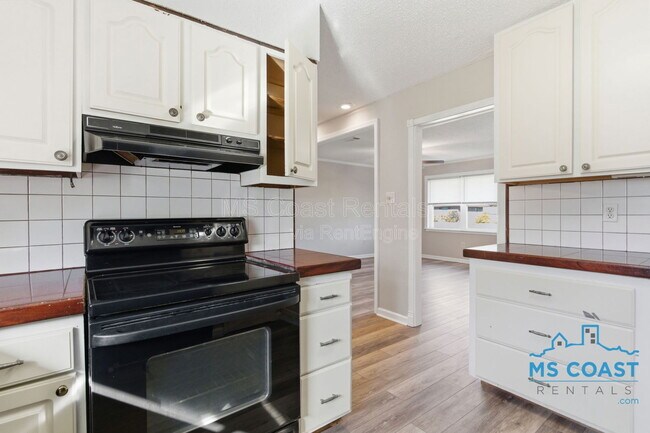 Building Photo - 609 Temple Dr