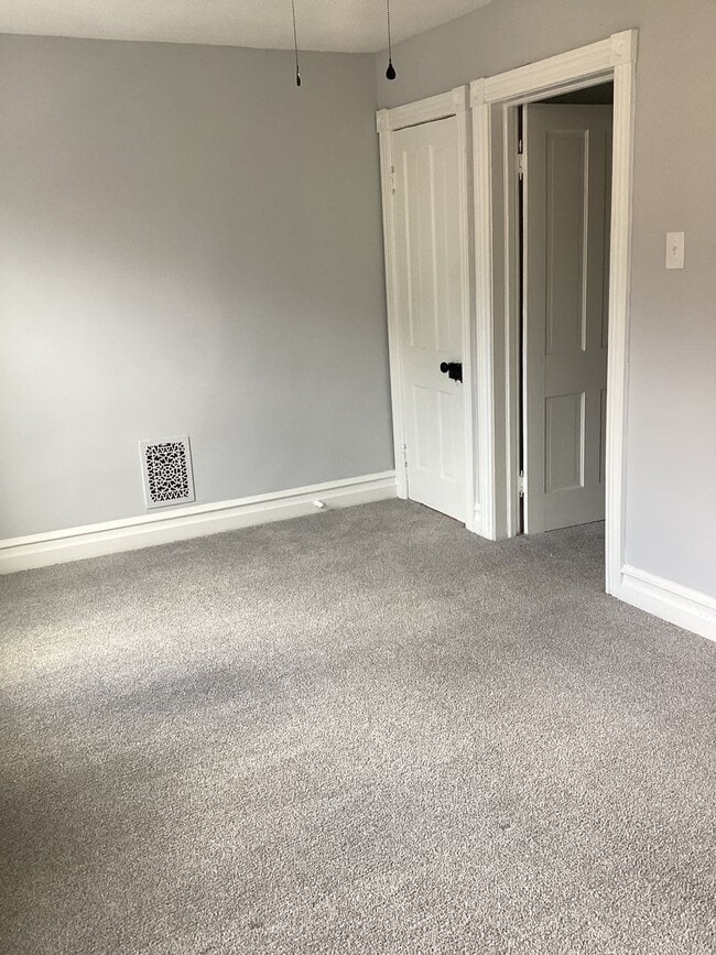 Building Photo - Beautifully Updated Half Duplex in the Boro