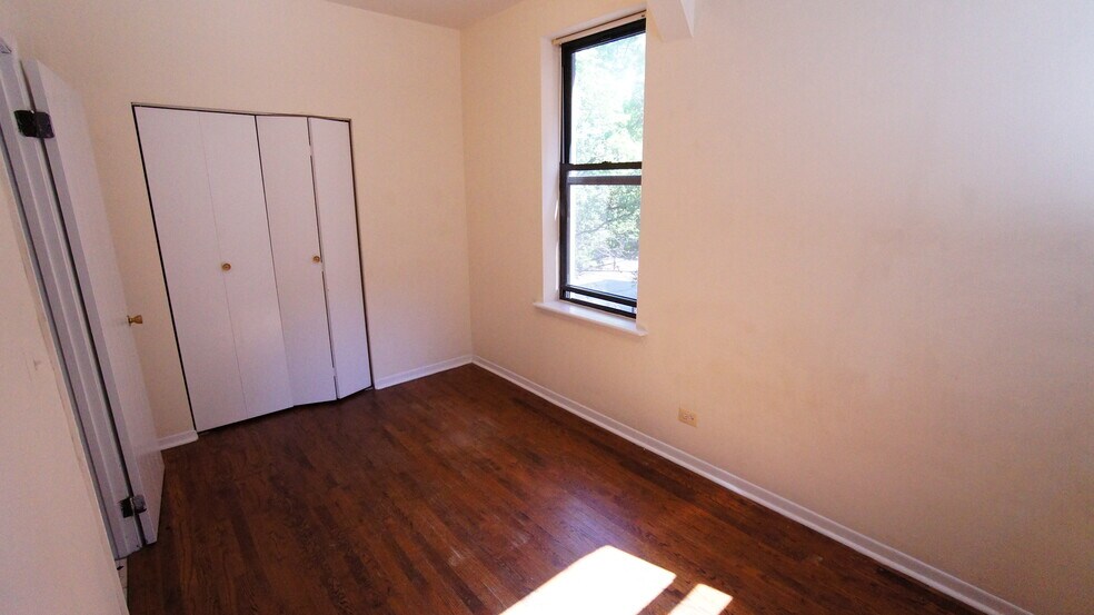 Building Photo - 3147 W Medill Ave
