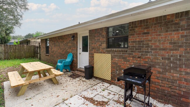 Building Photo - 1344 Bayshore Terrace