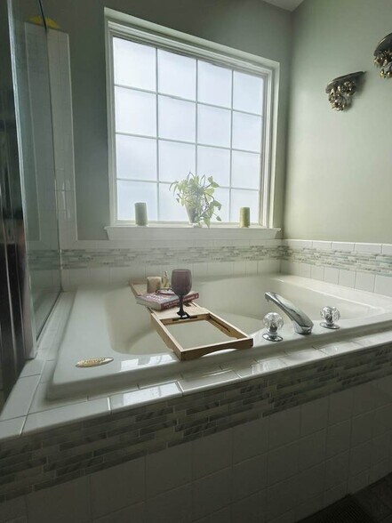 Primary Bathroom - 7 Azalea St
