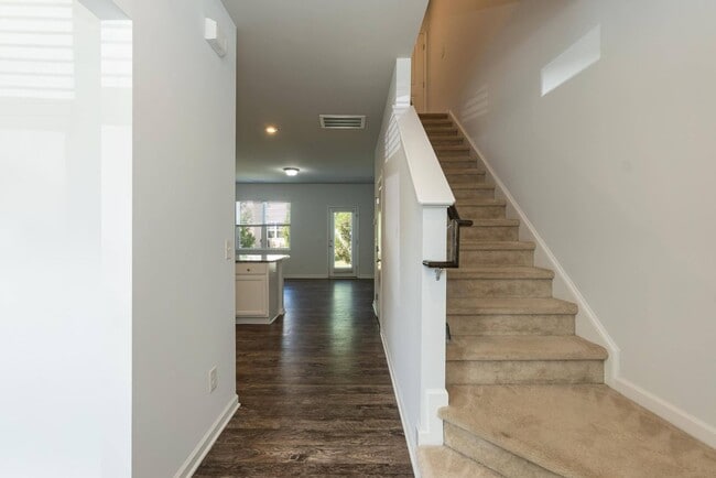 Building Photo - Three Bedroom Home!