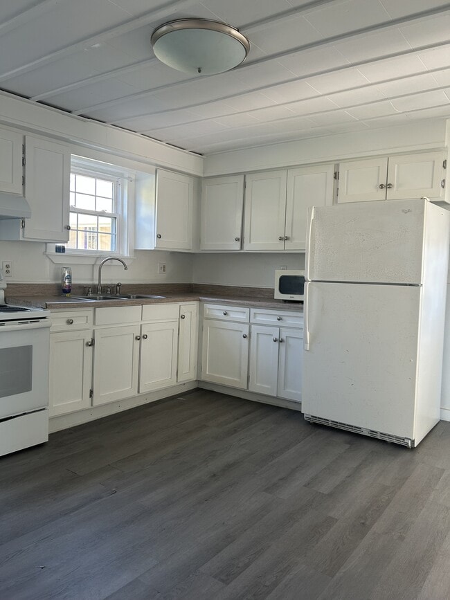 Building Photo - 11 Trinity St