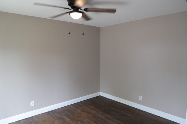 Building Photo - 1661 W Highview Dr